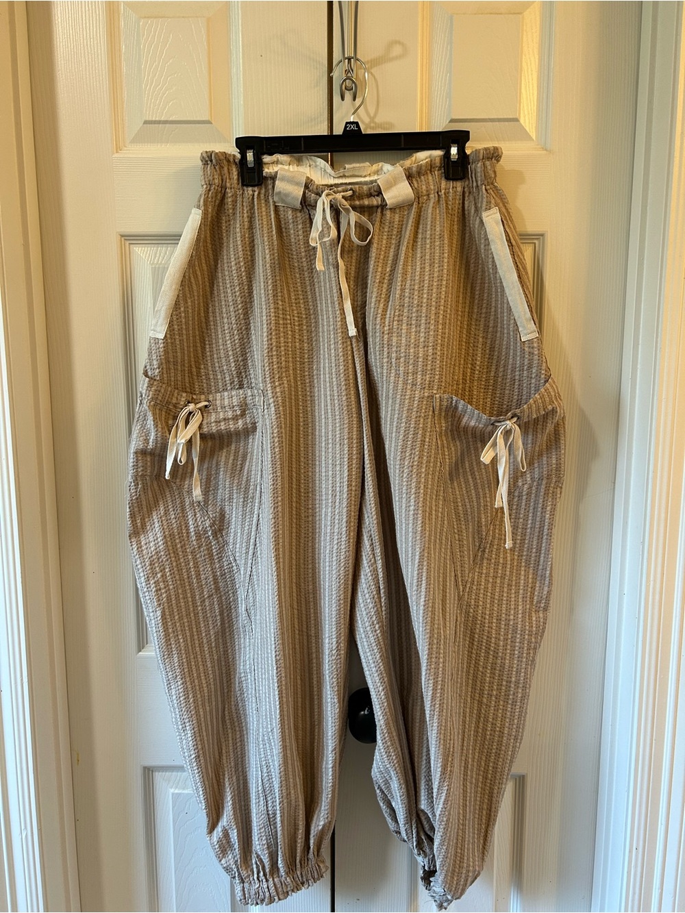eesome Neutral Beige sear sucker barrel jogger style pants size large